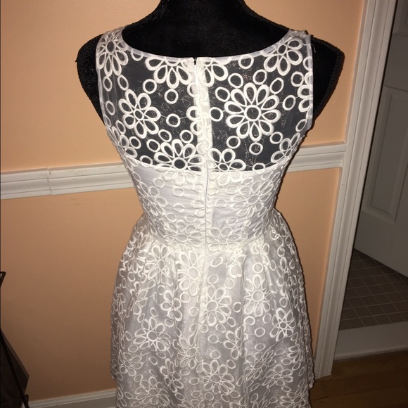 A formal white dress - Picture 4 of 4