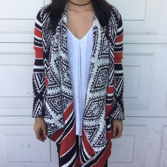 ❗️SALE❗️Patterned Flowy Cardigan - Picture 1 of 3