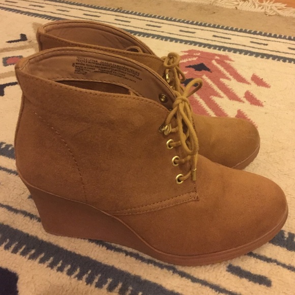 Merona size 8 tan wedge lace-up booties
