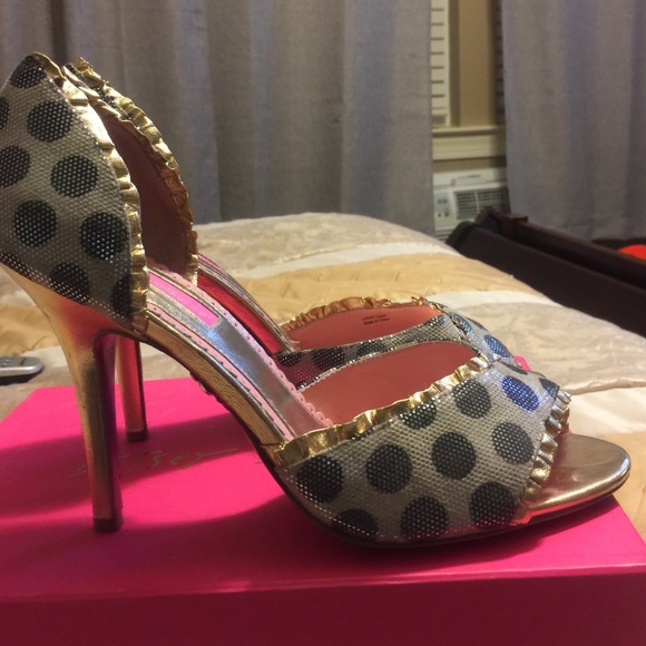 Gold Betsey Johnson sandal - Picture 2 of 4