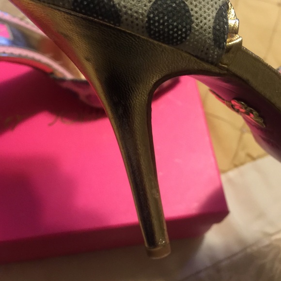 Gold Betsey Johnson sandal - Picture 3 of 4