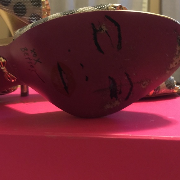 Gold Betsey Johnson sandal - Picture 4 of 4