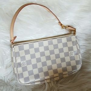 ONE DAY SALE ⚡ NWOT Louis Vuitton Pochette
