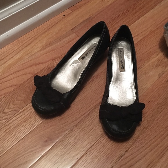 American Eagle 1 and a half wedge black shoes
