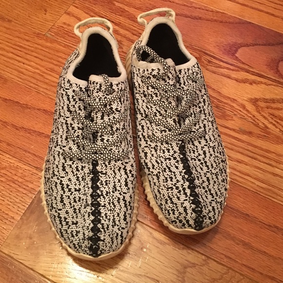 YEEZY BOOST SIZE 5Y