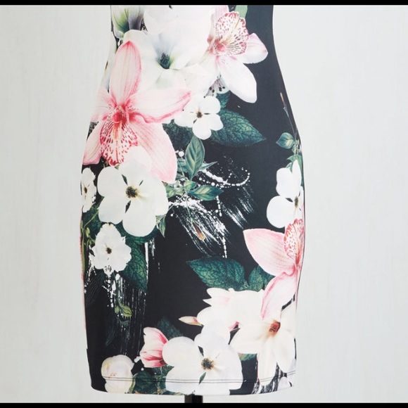 ⛔️ SOLD ⛔️ Stunning floral print dress - Picture 2 of 4