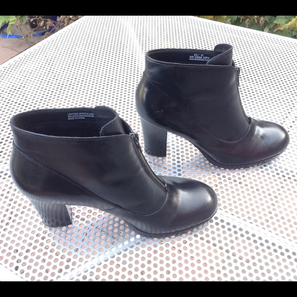 Born Kenley Booties / Short Zip Boots - Picture 3 of 4