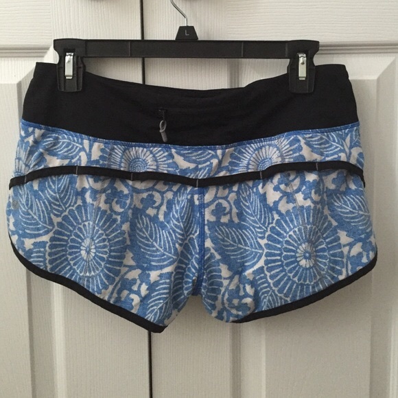 lululemon athletica Pants - 🌹Lululemon beachy floral speed shorts🌹