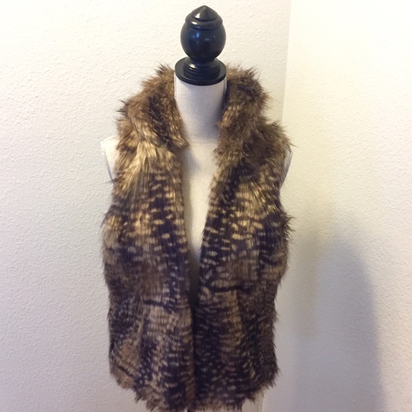Mossimo Supply Co. Jackets & Blazers - 🎄HOLIDAY SALE🎄🆕Faux Fur Hooded Vest