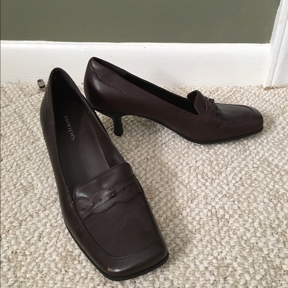 Brown low heel pump