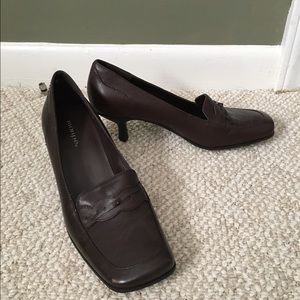 Brown low heel pump