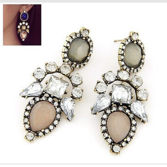 J. Crew Jewelry - Neutral gray tan dangle statement earring cute
