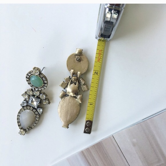 Neutral gray tan dangle statement earring cute - Picture 2 of 4