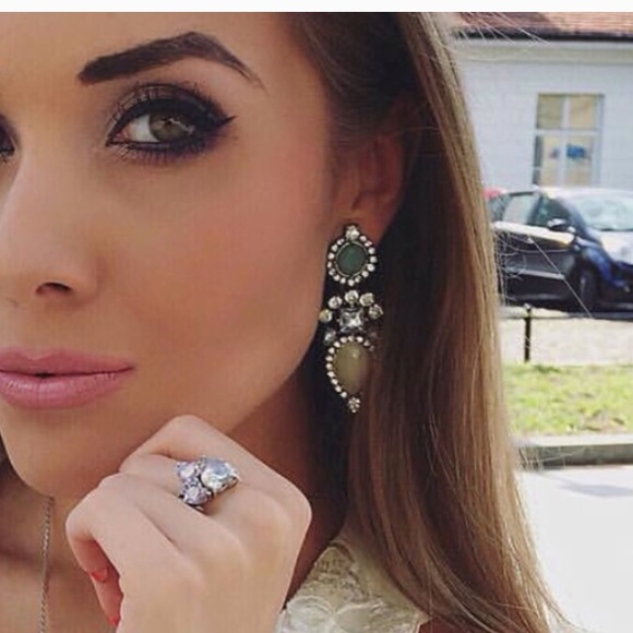 Neutral gray tan dangle statement earring cute - Picture 4 of 4