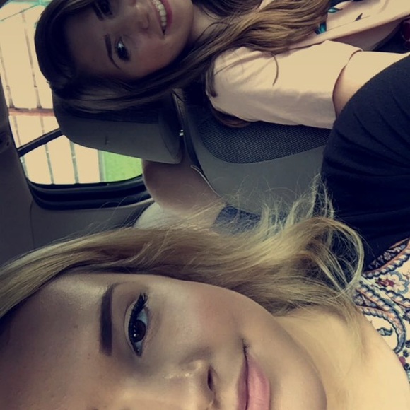 Meet your Posher, Courtney - Picture 2 of 3