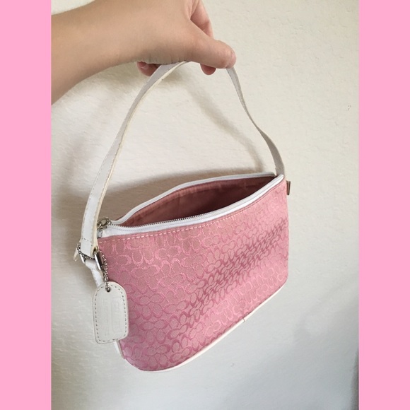 Small pink coach purse! 👛🎀