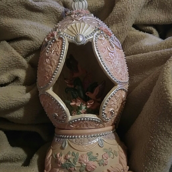 Musical egg with hummingbird's