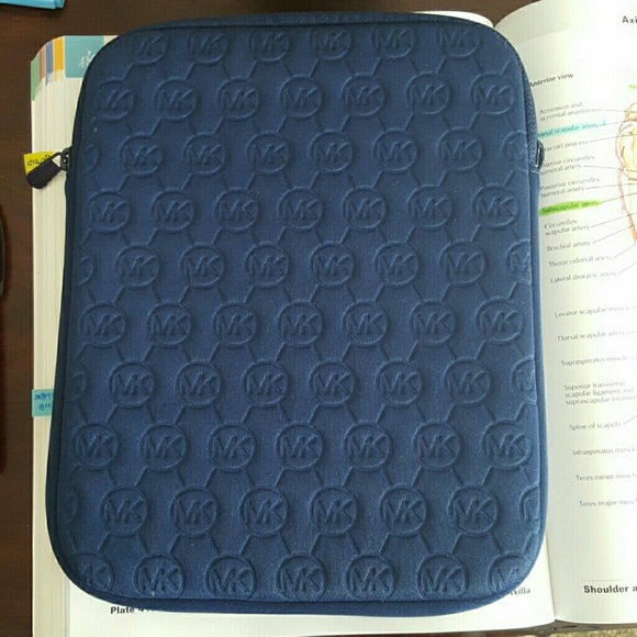 Michael Kors iPad Cover - Picture 2 of 3