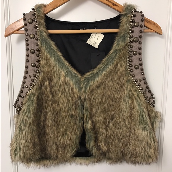 NWT NEVER WORN - faux fur cropped vest