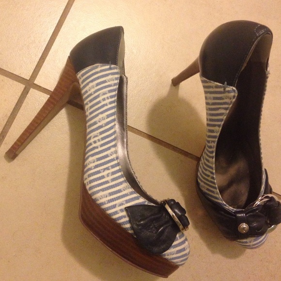 Guess Platform Heals - Picture 2 of 4