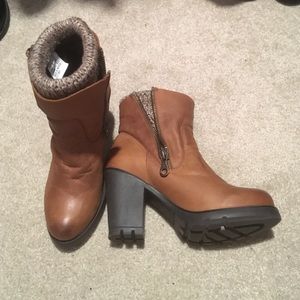 Size 9 Steve Madden sweater boots.