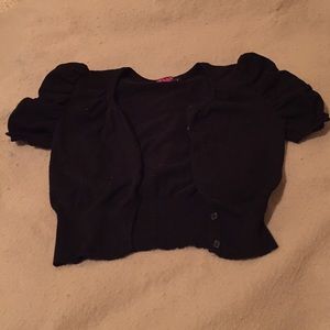 Black short sleeve sweater.