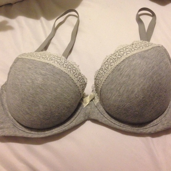 Lace detailed bra