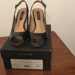 Ann Taylor navy patent peep toe slings