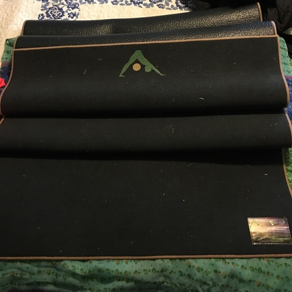 Aurorae rug mat in black