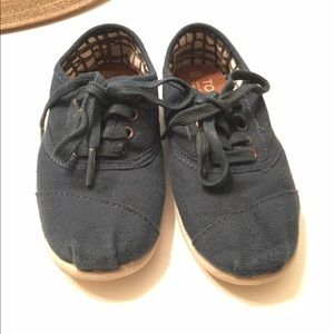 Youth Toms Size 12
