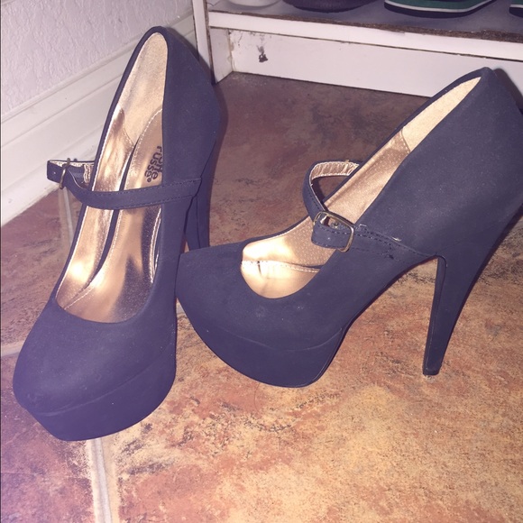 Black pumps