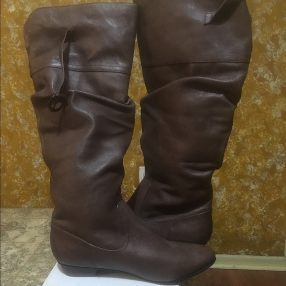 Expandable calf w buckle brwn boot by Steve Madden