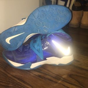 Men's basketball sneakers