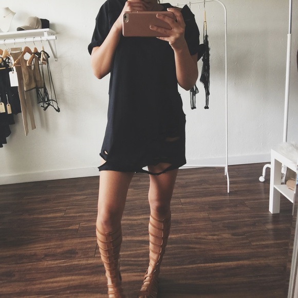 BEST SELLER 🥀 Black Distressed Tee - Picture 6 of 8