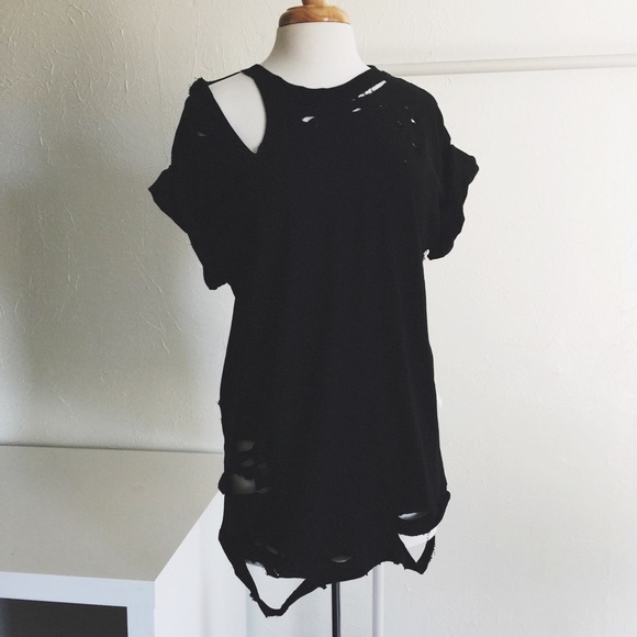 BEST SELLER 🥀 Black Distressed Tee - Picture 5 of 8