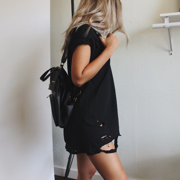 BEST SELLER 🥀 Black Distressed Tee - Picture 4 of 8