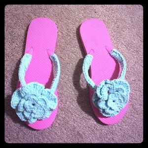 Flip-flops with handmade knitted flowers