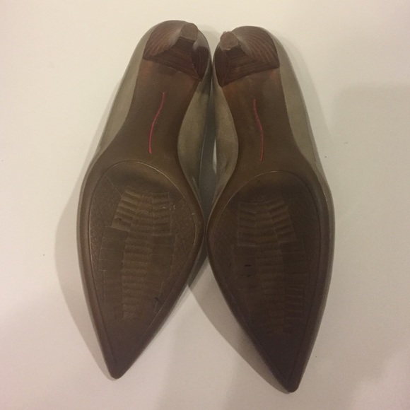 Bandolino taupe pointed toe heels size 6 1/2 - Picture 2 of 5