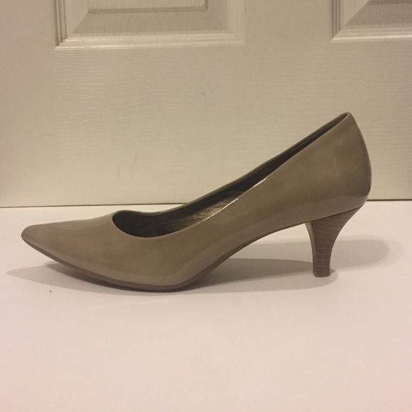 Bandolino taupe pointed toe heels size 6 1/2 - Picture 4 of 5