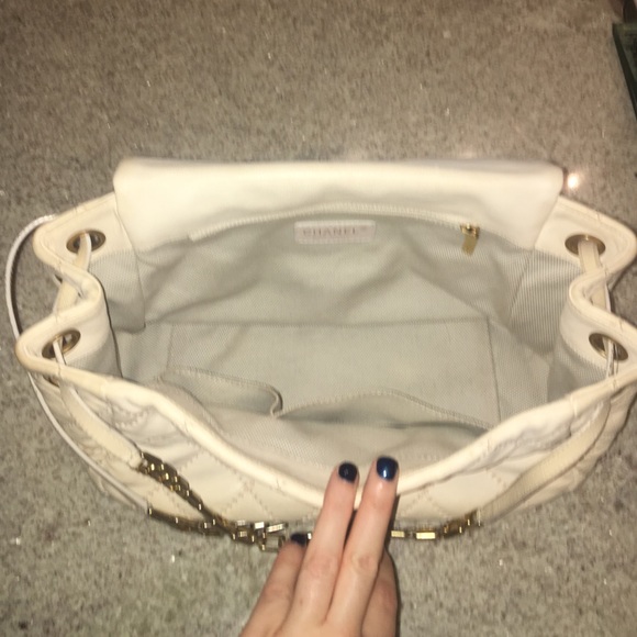 100% Authentic Chanel Cream Purse w Gold Hardware - Picture 2 of 8