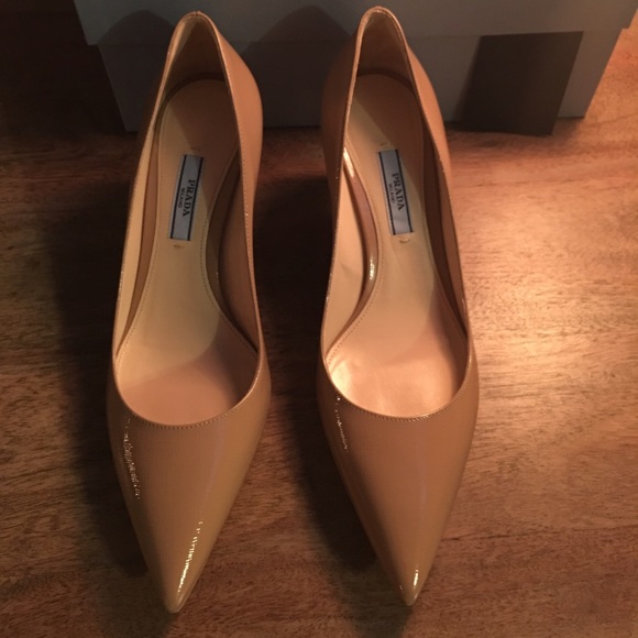 PRADA Glossed Textured-leather Pumps Beige IT39 - Picture 2 of 4