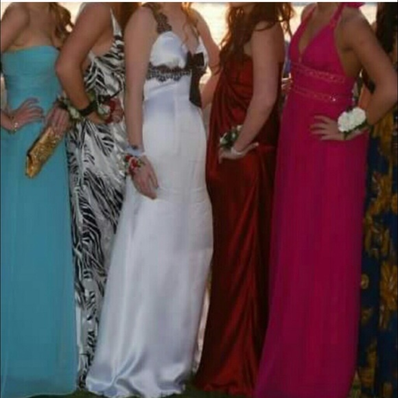 Gorgeous white Jovani Gown with black lace accents - Picture 4 of 4