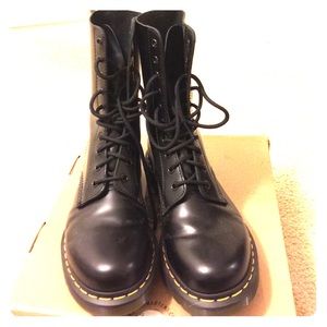 Dr Martens 1490 classic boots