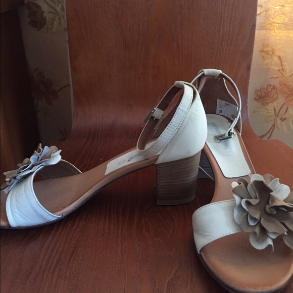 Italian Leather White Sandals with Flower 🌺
