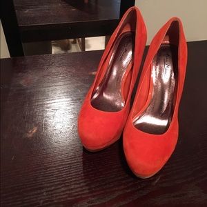 Orange platform pumps