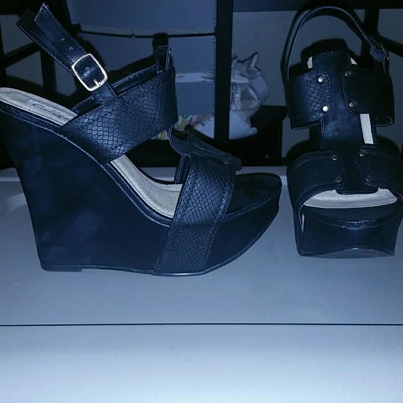 Black platform wedge - Picture 2 of 2