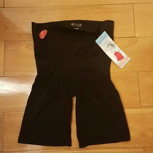 NWT SPANX ASSETS,  FLAT-OUT FLAWLESS MID-THIGH