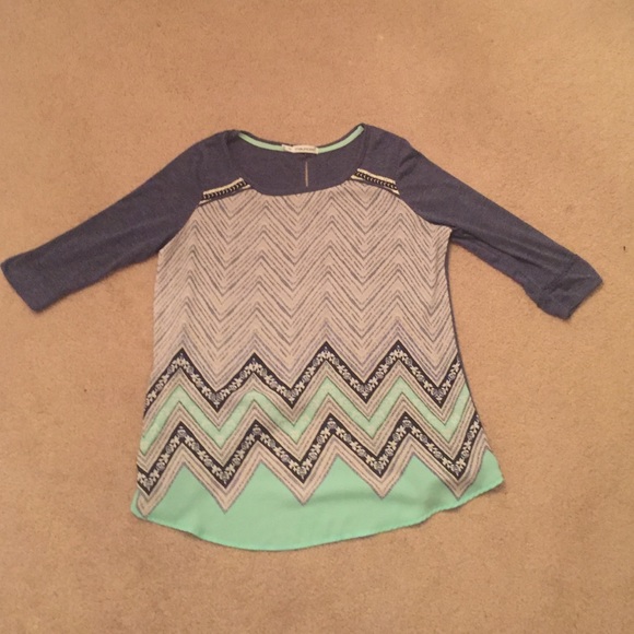 Maurice's dark blue flowy tee with buttoned back - Picture 3 of 4