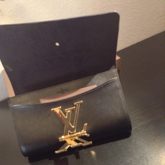 Black clutch