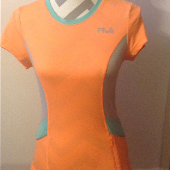 Fila workout t-shirt with pocket! Size Small!
